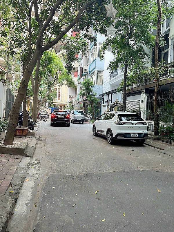 Cho thuê nhà 4 tầng đầu ngõ 117 Nguyễn Thị Định, đg ô tô tránh 30tr/th