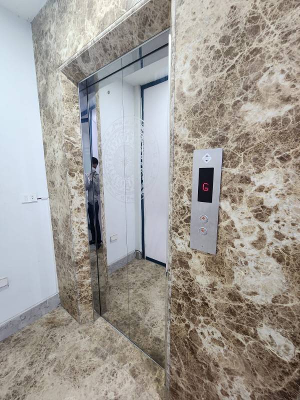 Toà văn phòng Nguyễn Đình Hoàn 62m2, 8 tầng, MT 5,6m có hầm, thang máy