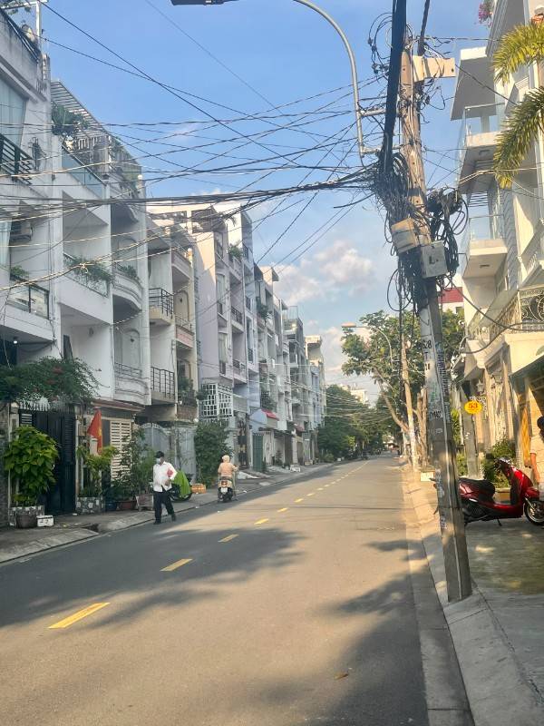 Cho thuê nhà 3 lầu vị trí đẹp (4x18) đường 12m khu Bình Phú Q.6