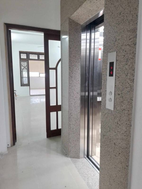 Cho thuê nhà mặt phố khu vực ngã Tư Sở, 5 tầng, 90m, có thang máy.