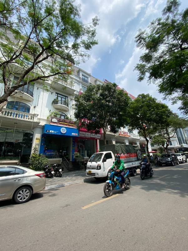 Cần bán shophouse mặt phố Dịch Vọng Hậu, trung tâm kđt Cầu giấy