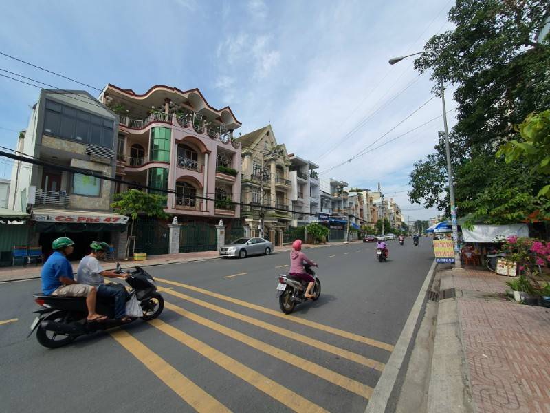 Bán nhà mặt tiền đường Bình Phú, 5 bước Mega, 36 tr/th, 13,8 tỷ TL