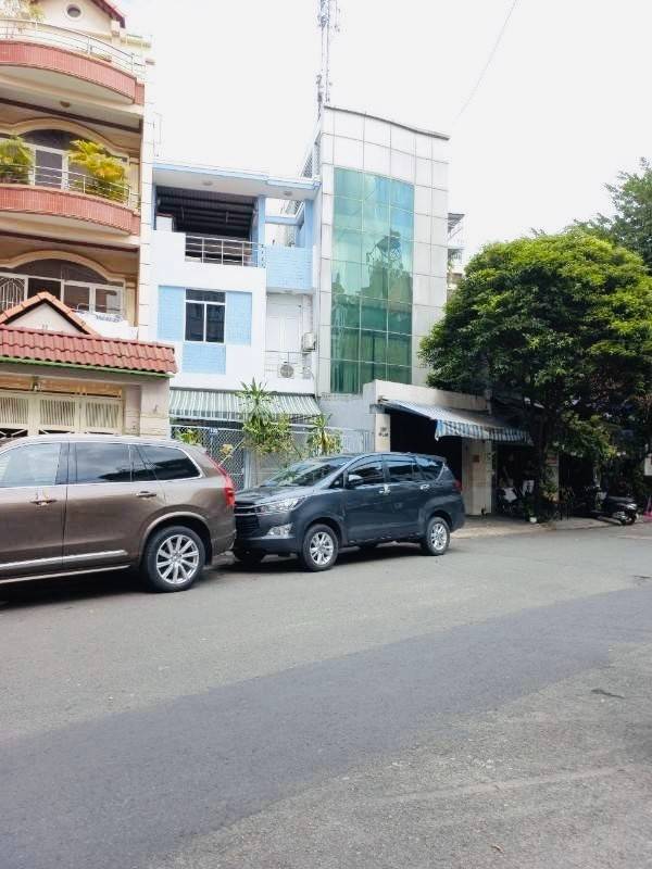 Giá tốt căn góc 3 mặt tiền Phú Nhuận 6m x 30m/ 3 lầu.