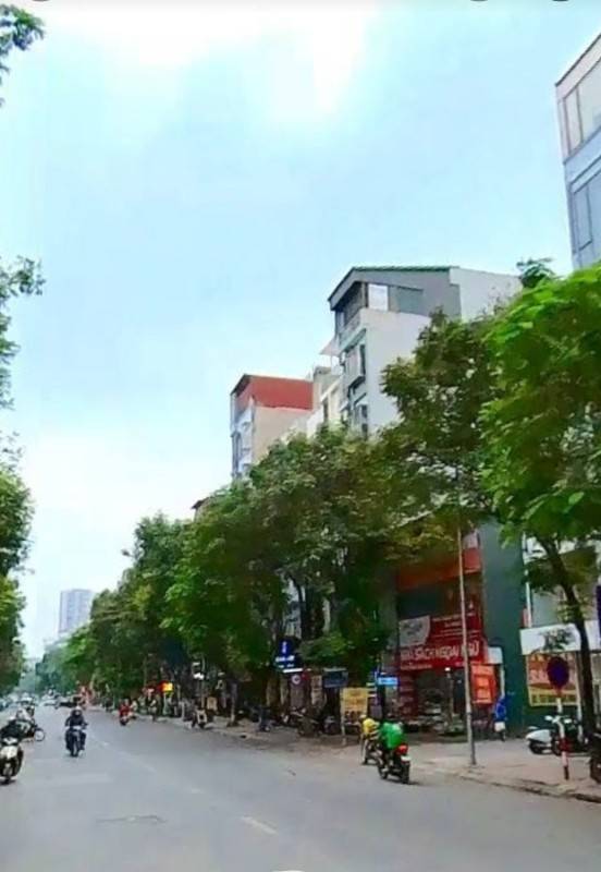 Cần bán nhà mặt phố Trần Quốc Hoàn, lô góc 3 mặt đường, giá hợp lý. 