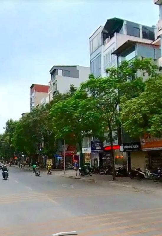 Cần bán nhà mặt phố Trần Quốc Hoàn, lô góc 3 mặt đường, giá hợp lý. 