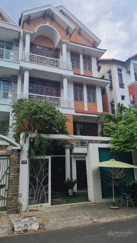 Cho thuê nhà mặt 8m tiền đường Hoa Lan, P 2, Phú Nhuận. DTSD: 550m2