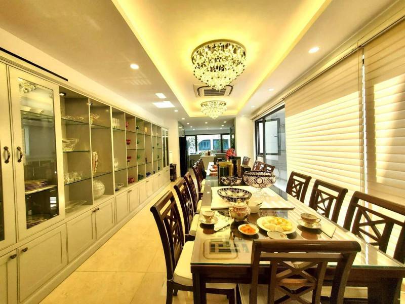 Nhà đẹp nội thất cao cấp 90m2 Nguyễn Văn Cừ thang máy 17 tỷ đường 