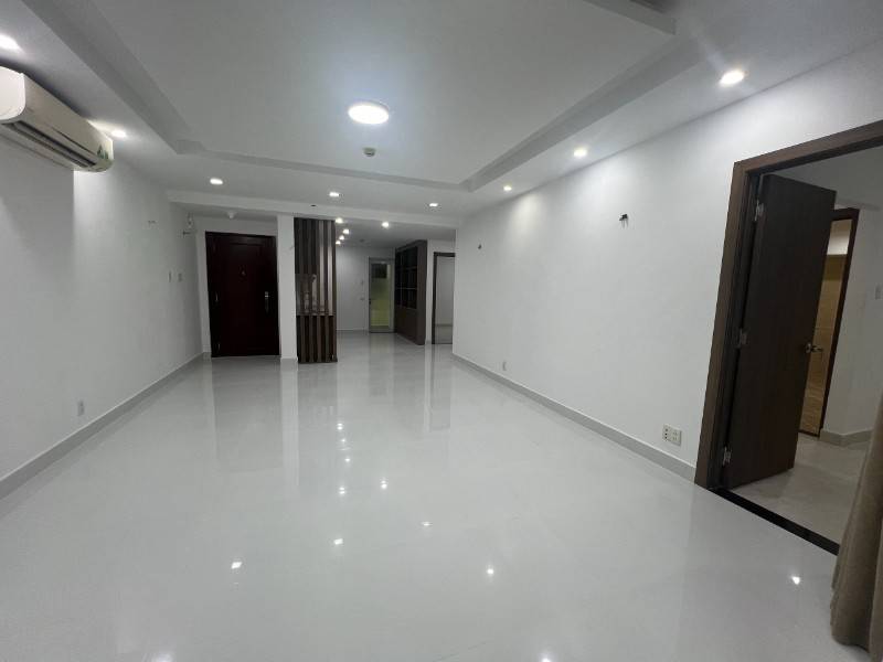 Bán gấp căn hộ Hùng Vương Plaza sổ hồng riêng: 116m2, 3PN có suất ô tô