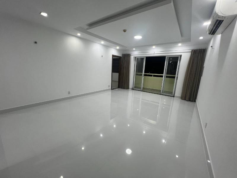 Bán gấp căn hộ Hùng Vương Plaza sổ hồng riêng: 116m2, 3PN có suất ô tô